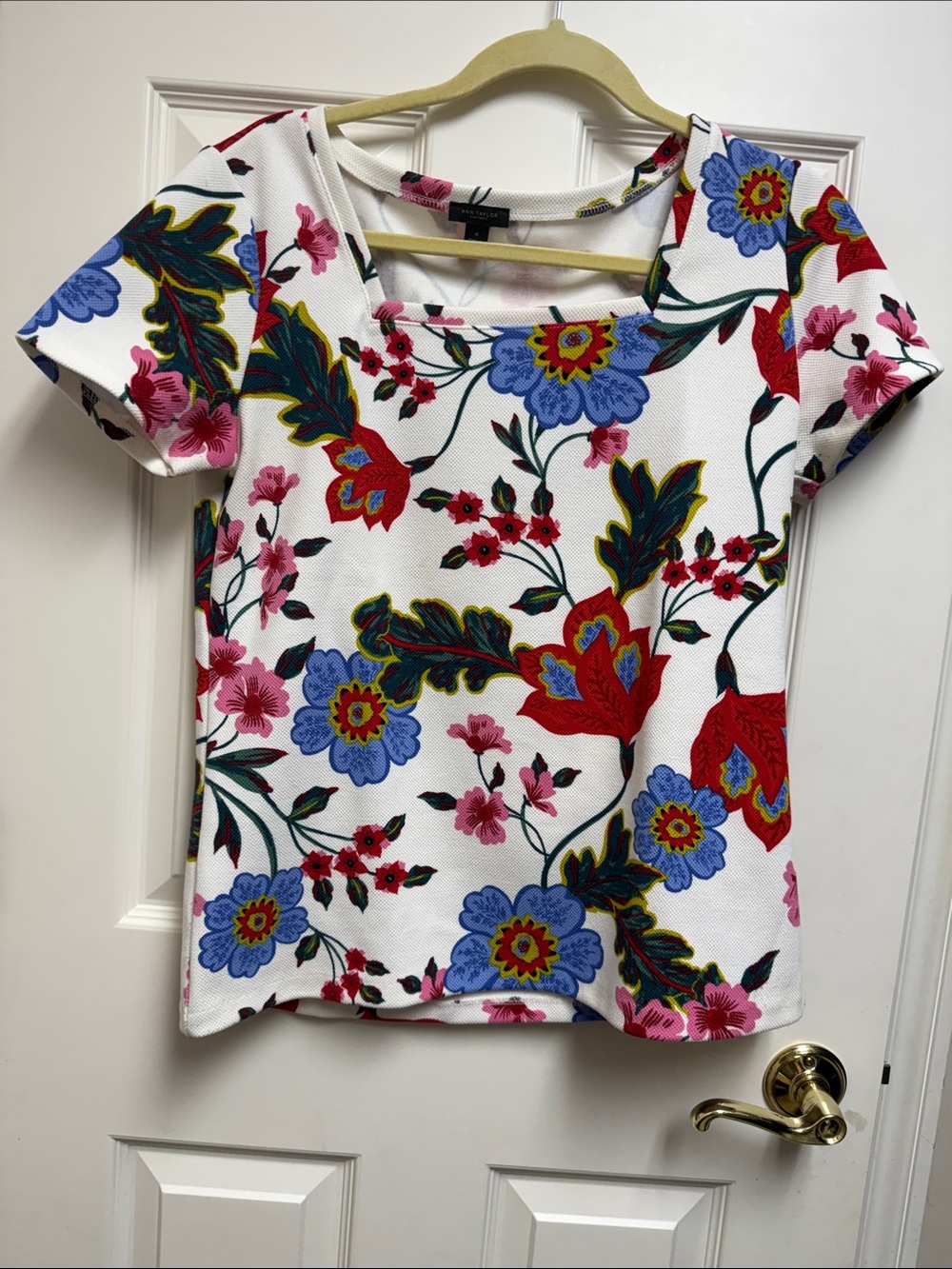 Ann Taylor White Scoop Neck Tee with Red, Blue and Pink Floral Print